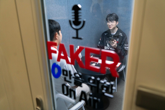 SK텔레콤이 대한민국 대표 e스포츠팀인 'T1'과 함께 0 청년들에게 직접 응원 메시지를 녹음해주는 '0(영)×T1 녹음회 팬미팅'을 가졌다. 페이커' 이상혁 선수가 0 청년과 대화하며 응원 메시지를 녹음하고 있다. SKT 제공